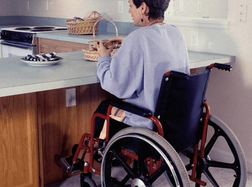 Mujer en silla de ruedas en la cocina